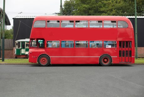 Bus anglais rouge à impériale d'époque pour transporter les invités d'un mariage