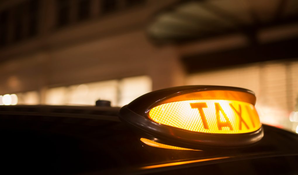Taxi anglais noir dans une rue de Londres, voiture de cérémonie pour un mariage