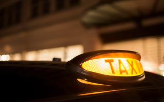 Taxi anglais noir dans une rue de Londres, voiture de cérémonie pour un mariage