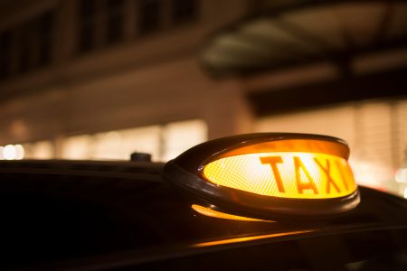Taxi anglais noir dans une rue de Londres, voiture de cérémonie pour un mariage