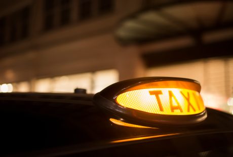 Taxi anglais noir dans une rue de Londres, voiture de cérémonie pour un mariage