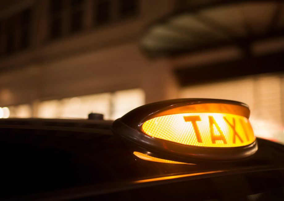 Taxi anglais noir dans une rue de Londres, voiture de cérémonie pour un mariage